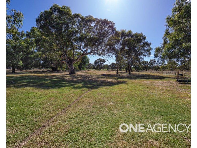 85 PLUMPTON ROAD, Lake Albert NSW 2650