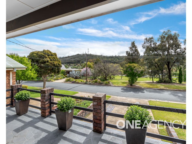 2 MACINTOSH PLACE, Kooringal NSW 2650