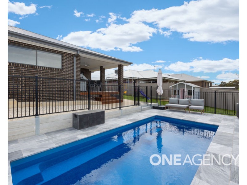13 WHITTEN AVENUE, Boorooma NSW 2650