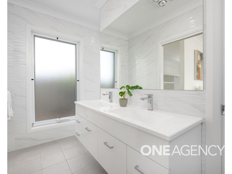 19 TURRAMIA CRESCENT, Gobbagombalin NSW 2650