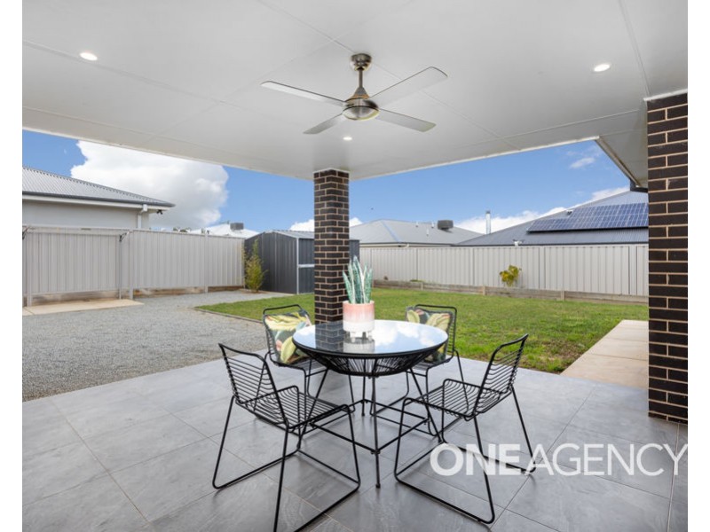 19 TURRAMIA CRESCENT, Gobbagombalin NSW 2650