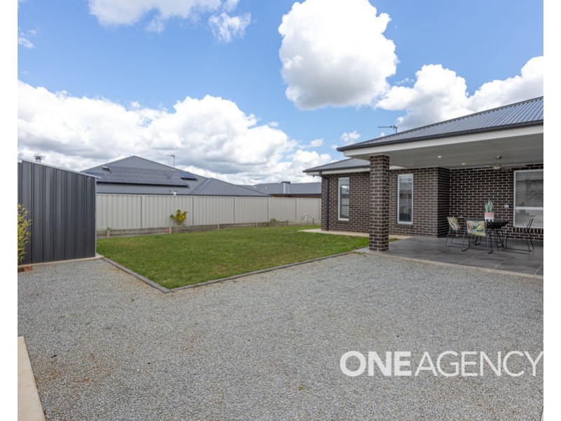 19 TURRAMIA CRESCENT, Gobbagombalin NSW 2650