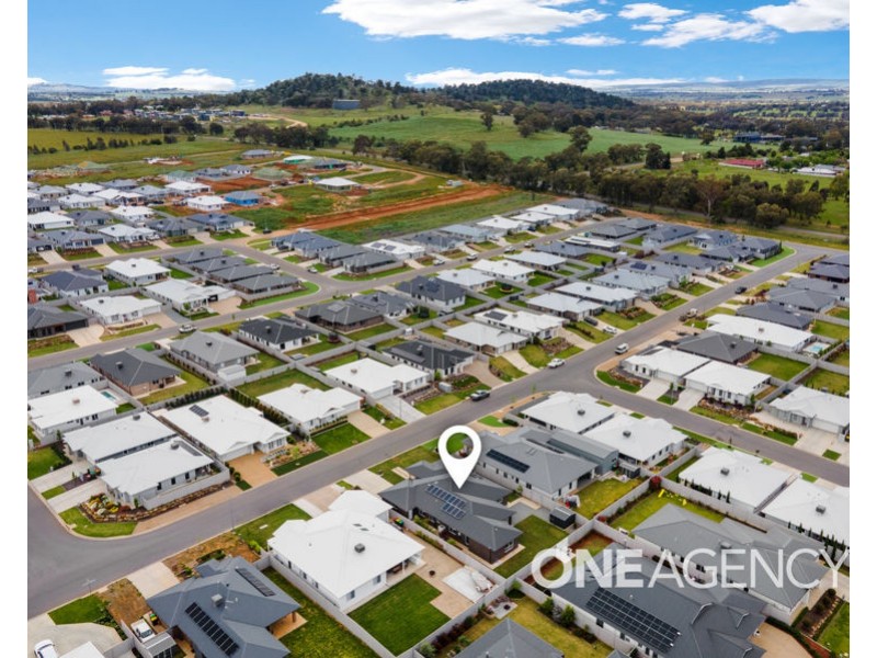 19 TURRAMIA CRESCENT, Gobbagombalin NSW 2650