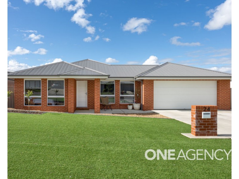 24 CHANG AVENUE, Lloyd NSW 2650