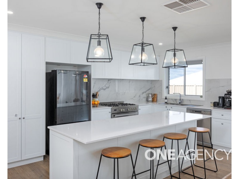 24 CHANG AVENUE, Lloyd NSW 2650