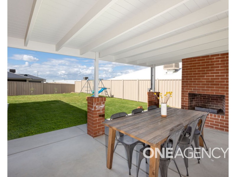 24 CHANG AVENUE, Lloyd NSW 2650