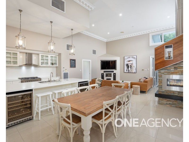 6 FLOREY STREET, Lloyd NSW 2650