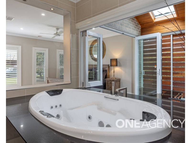 6 FLOREY STREET, Lloyd NSW 2650