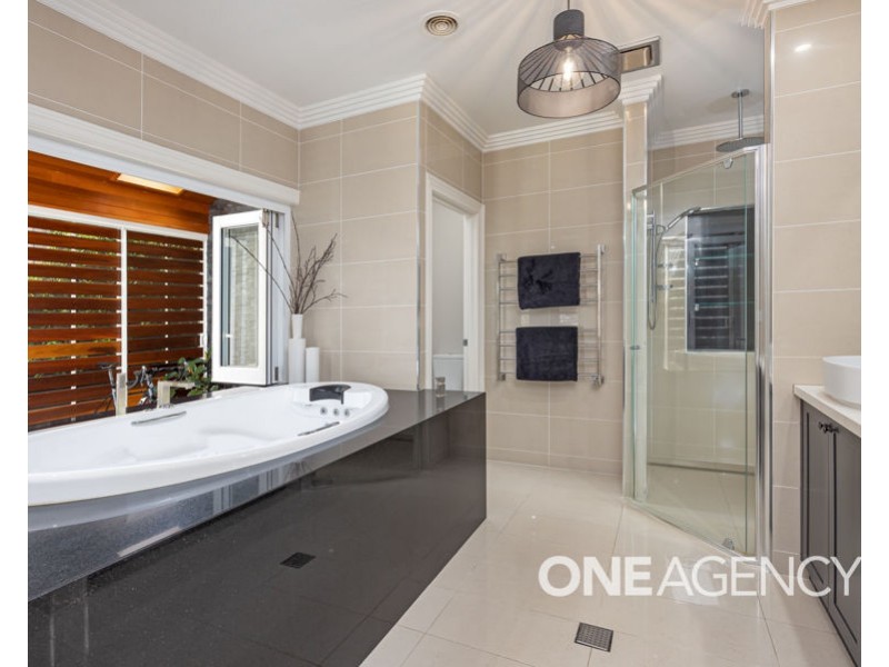 6 FLOREY STREET, Lloyd NSW 2650