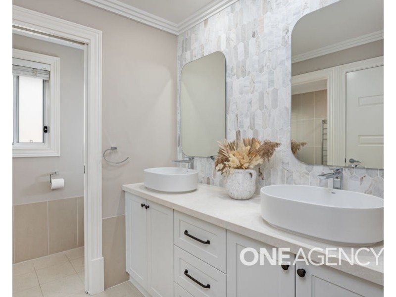 6 FLOREY STREET, Lloyd NSW 2650