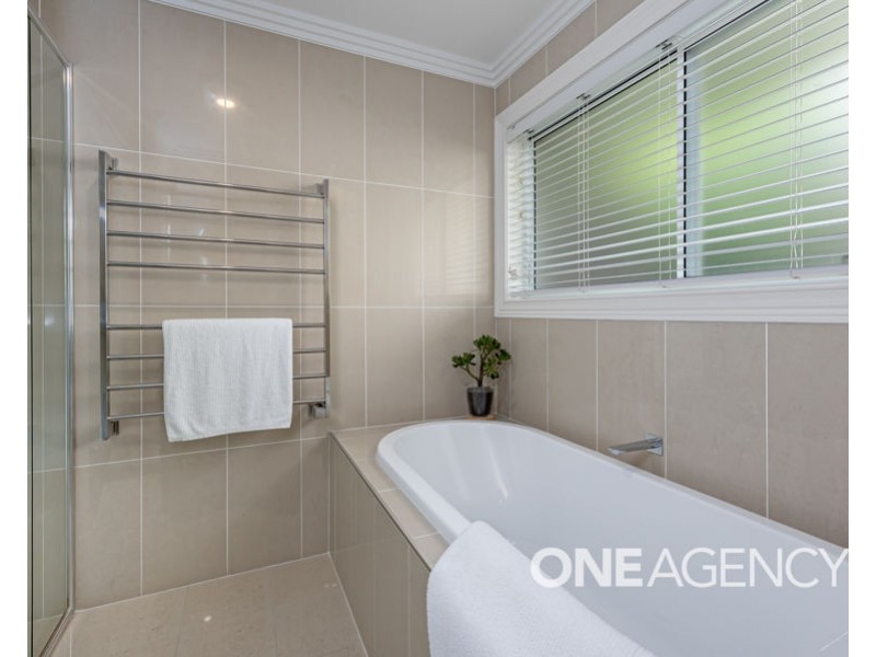 6 FLOREY STREET, Lloyd NSW 2650