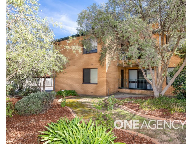 1/9 HENSCHKE AVENUE, Tolland NSW 2650