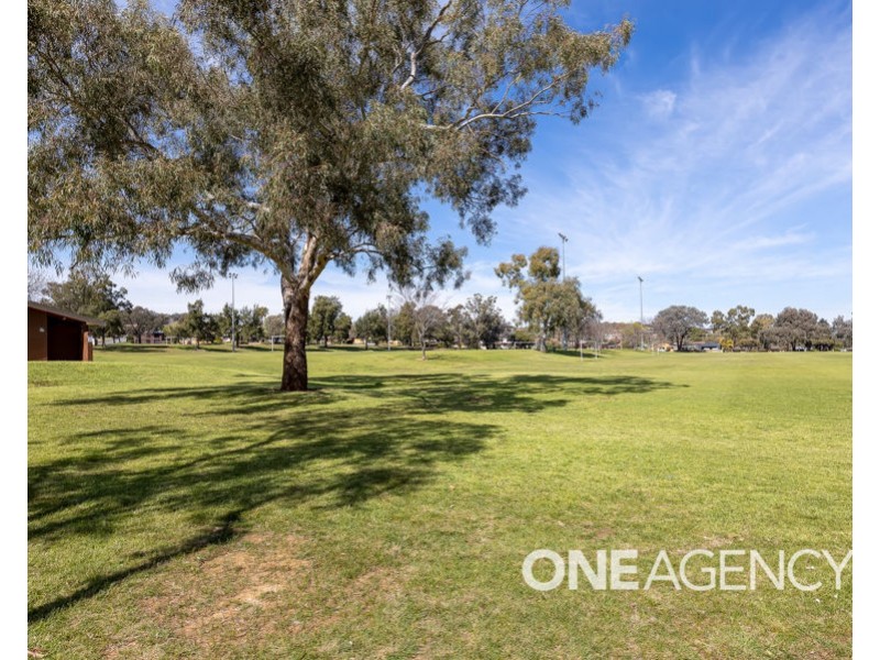 1/9 HENSCHKE AVENUE, Tolland NSW 2650
