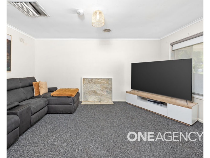 19 LEAVENWORTH DRIVE, Mount Austin NSW 2650