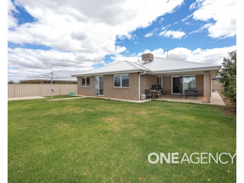 13 BARMEDMAN AVENUE, Gobbagombalin NSW 2650