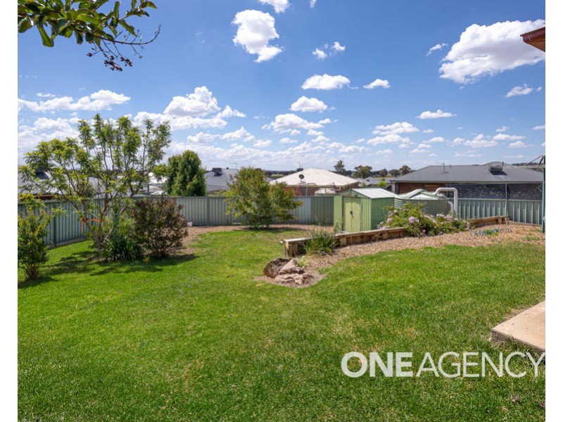 18 MELALEUCA DRIVE, Forest Hill NSW 2651