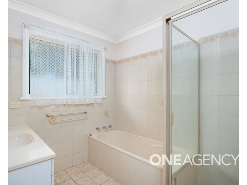 1/2 HONEYSUCKLE PLACE, Lake Albert NSW 2650