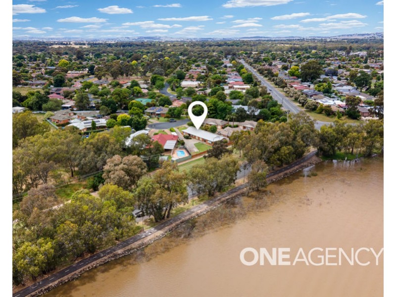 1/2 HONEYSUCKLE PLACE, Lake Albert NSW 2650