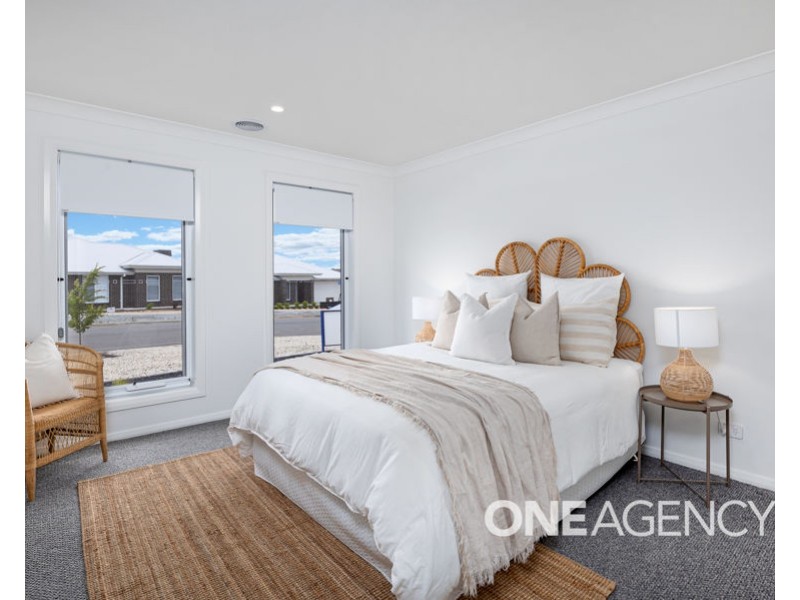 2 UNAIPON STREET, Lloyd NSW 2650