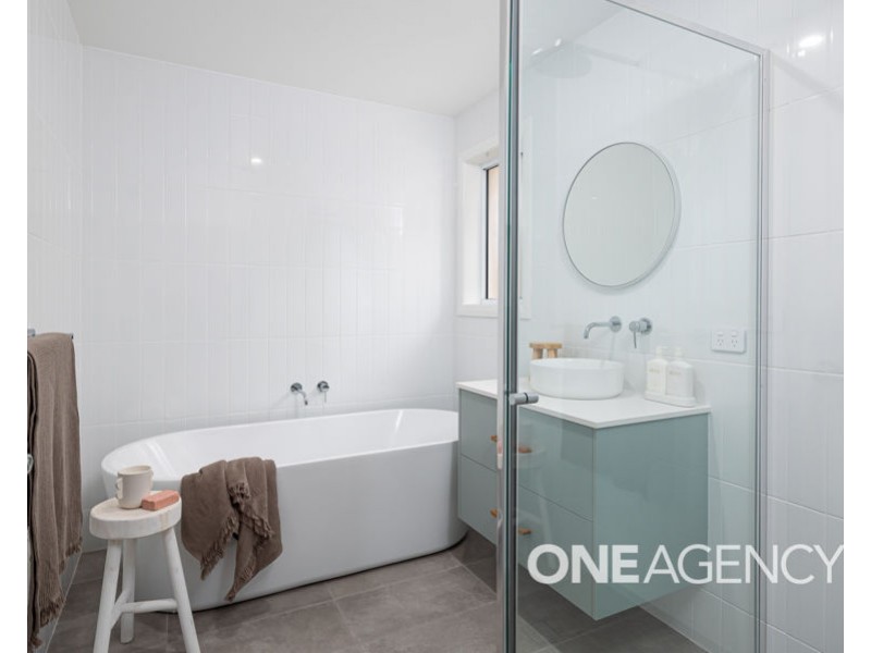 2 UNAIPON STREET, Lloyd NSW 2650
