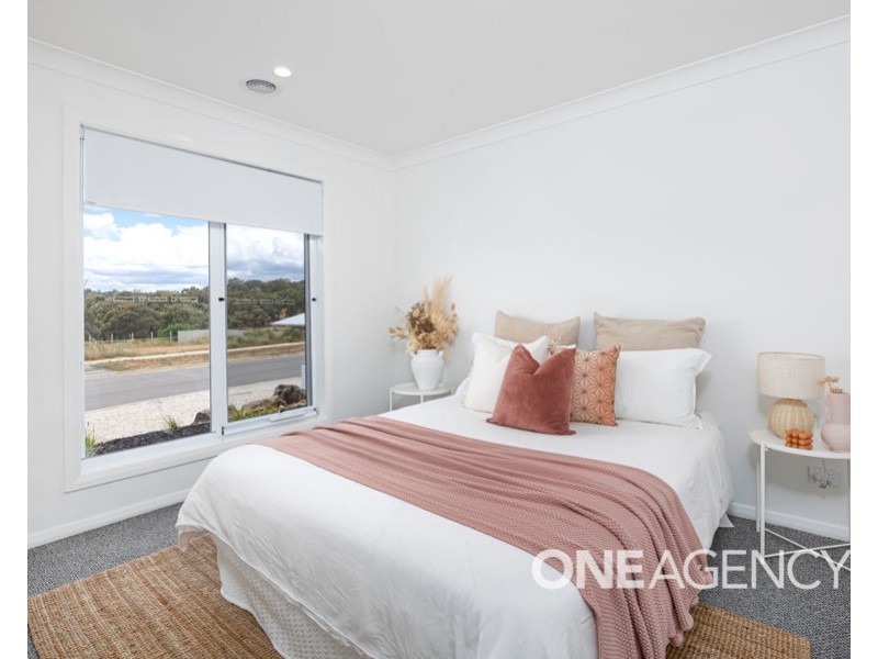 2 UNAIPON STREET, Lloyd NSW 2650
