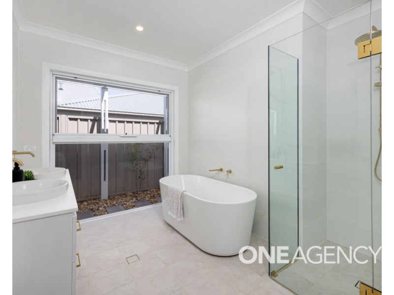 14 BONDI CRESCENT, Gobbagombalin NSW 2650