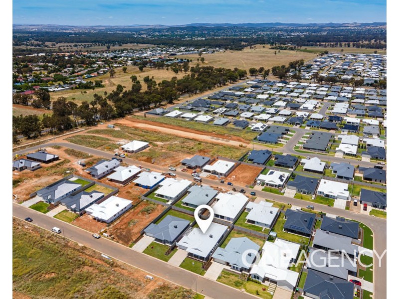 14 BONDI CRESCENT, Gobbagombalin NSW 2650