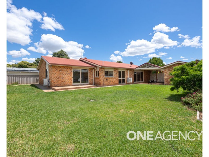 12 MAGNOLIA PARADE, Lake Albert NSW 2650