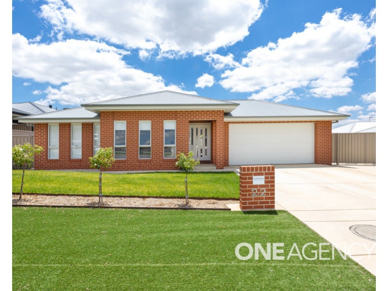 22 WATSON BOULEVARD, Lloyd NSW 2650