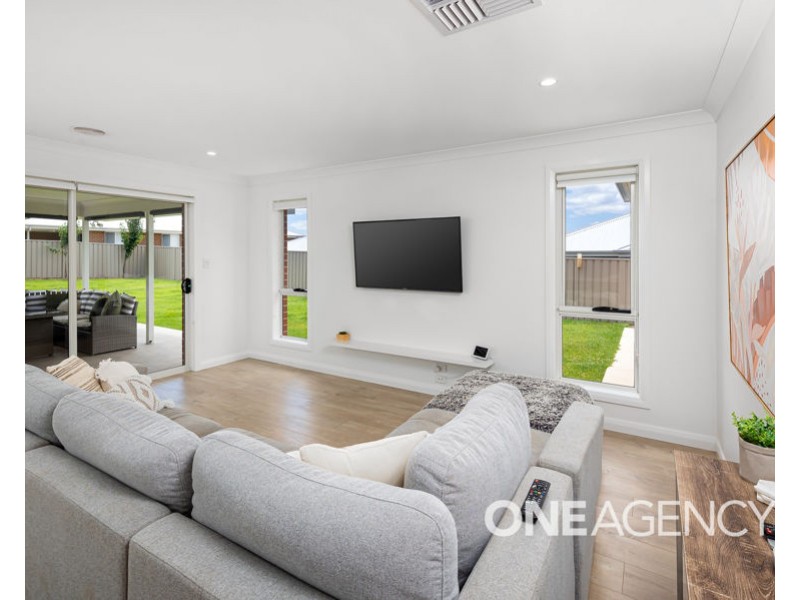 22 WATSON BOULEVARD, Lloyd NSW 2650
