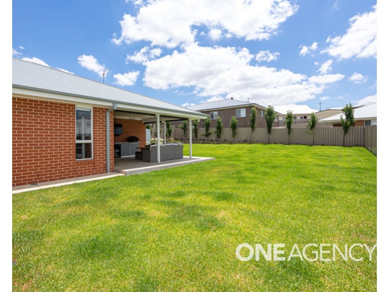 22 WATSON BOULEVARD, Lloyd NSW 2650