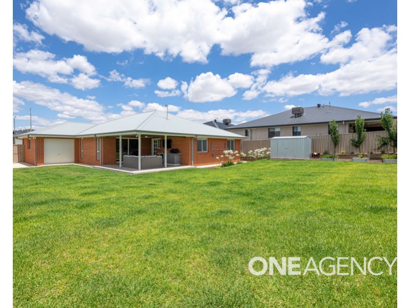 22 WATSON BOULEVARD, Lloyd NSW 2650