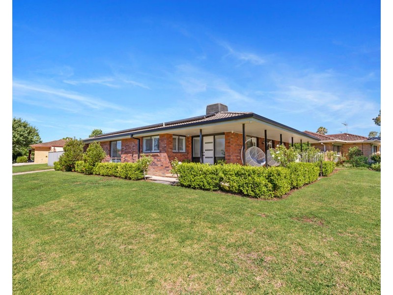 17 EASTLAKE DRIVE, Lake Albert NSW 2650