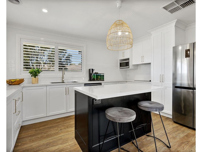 17 EASTLAKE DRIVE, Lake Albert NSW 2650