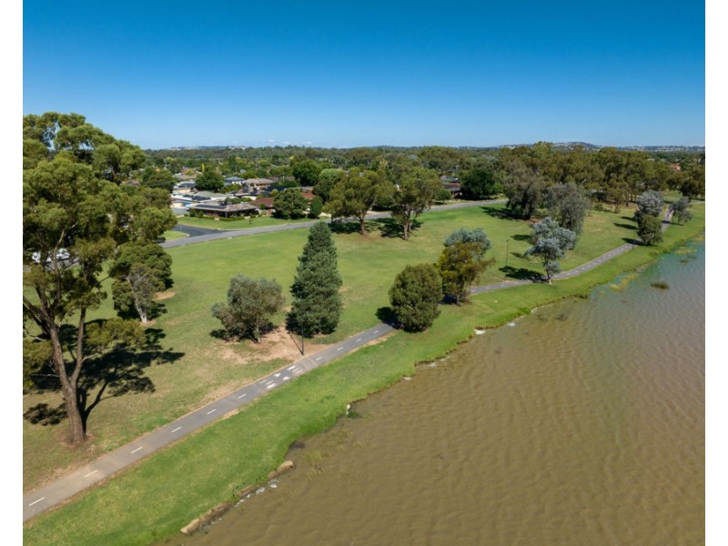 17 EASTLAKE DRIVE, Lake Albert NSW 2650