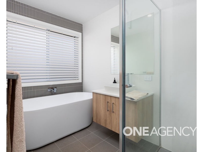 11 AH KET AVENUE, Lloyd NSW 2650