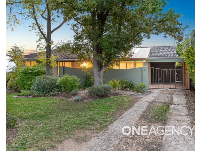 3 CHURCHILL AVENUE, Kooringal NSW 2650