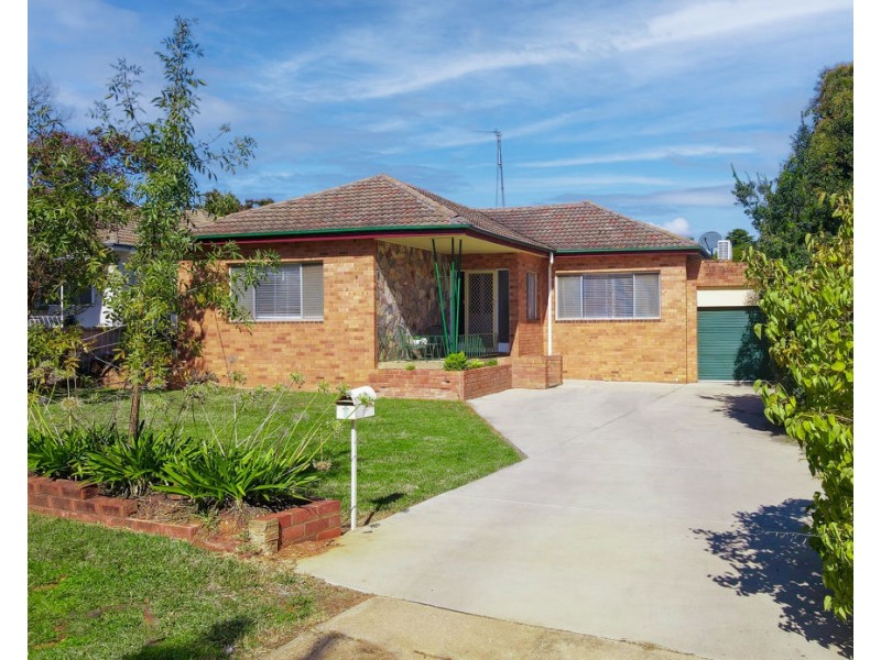 8 BELTANA AVENUE, Mount Austin NSW 2650