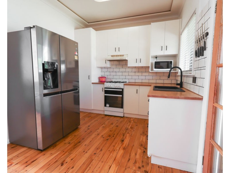 8 BELTANA AVENUE, Mount Austin NSW 2650