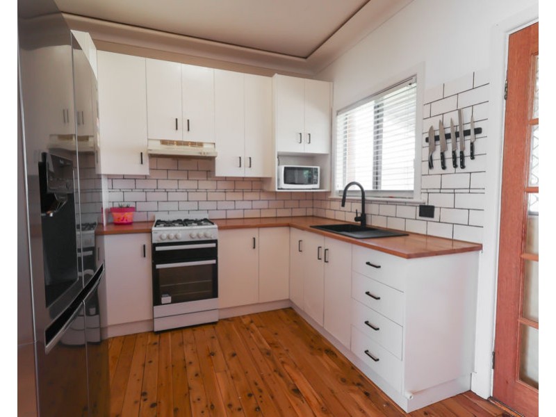 8 BELTANA AVENUE, Mount Austin NSW 2650