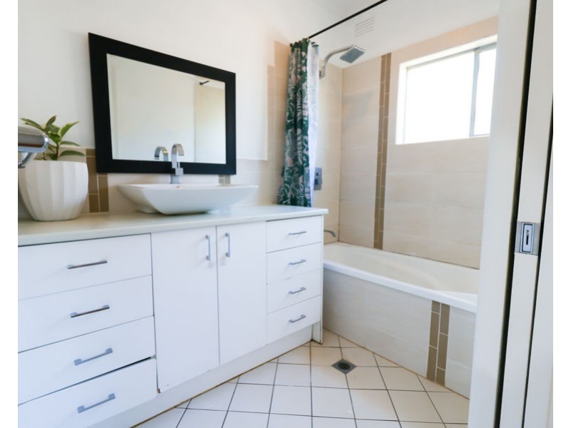 8 BELTANA AVENUE, Mount Austin NSW 2650