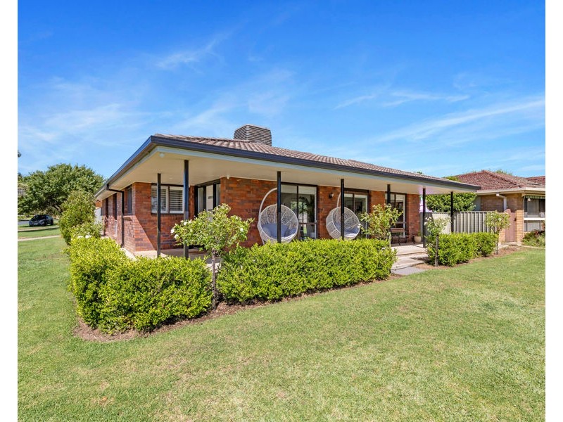 17 EASTLAKE DRIVE, Lake Albert NSW 2650