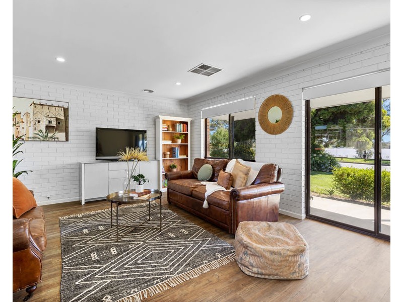 17 EASTLAKE DRIVE, Lake Albert NSW 2650