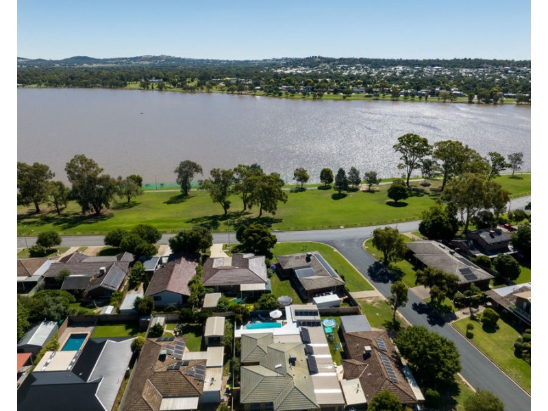 17 EASTLAKE DRIVE, Lake Albert NSW 2650