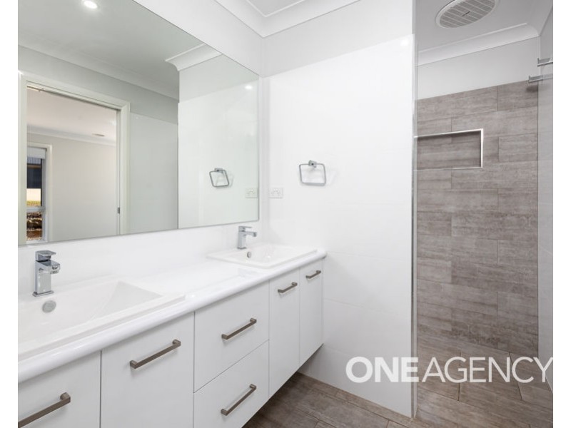 4 WINTER AVENUE, Gobbagombalin NSW 2650