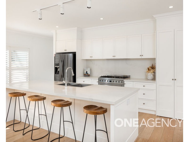 20 LAKESEND PLACE, Lake Albert NSW 2650