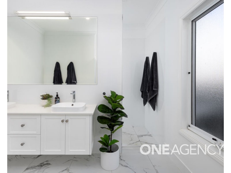 20 LAKESEND PLACE, Lake Albert NSW 2650