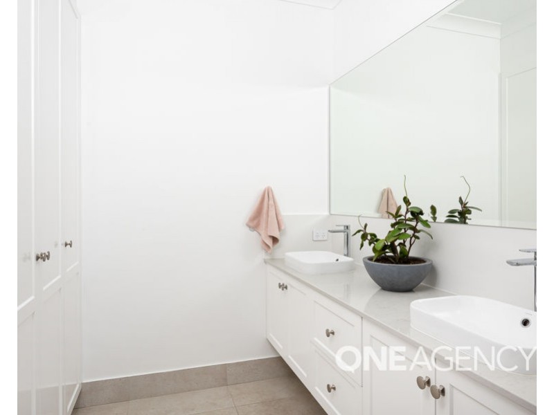 20 LAKESEND PLACE, Lake Albert NSW 2650