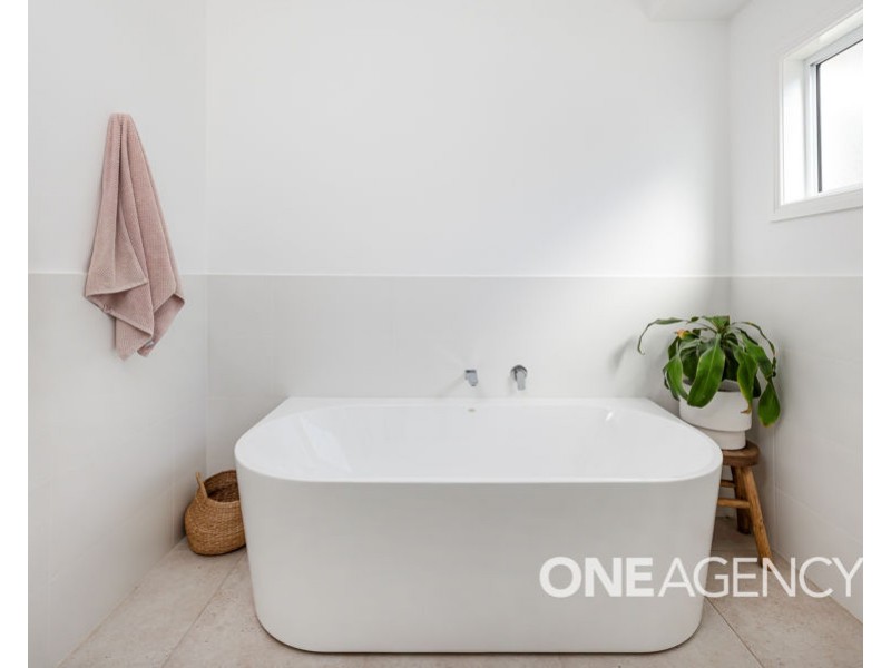 20 LAKESEND PLACE, Lake Albert NSW 2650