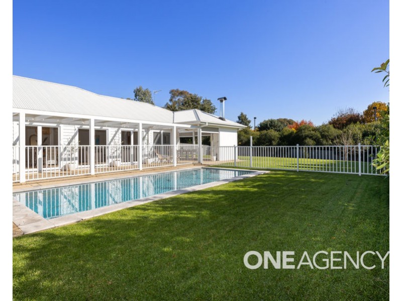 20 LAKESEND PLACE, Lake Albert NSW 2650